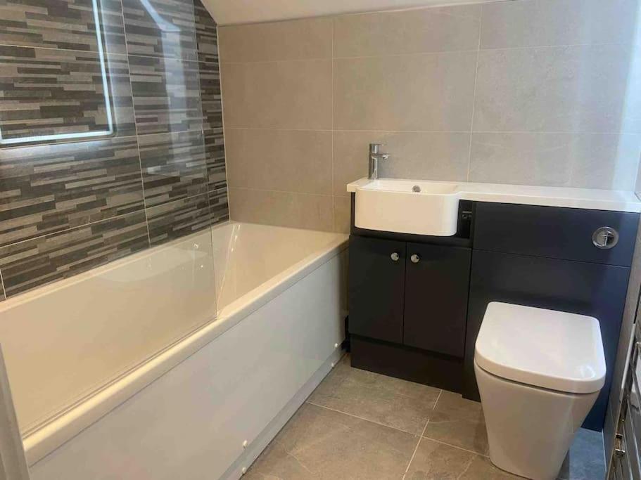 פול Spacious 5 Large Bedroom Victorian House - Beach 2 Miles מראה חיצוני תמונה